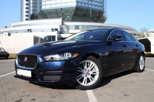 Jaguar XE - прокат авто на сутки без водителя