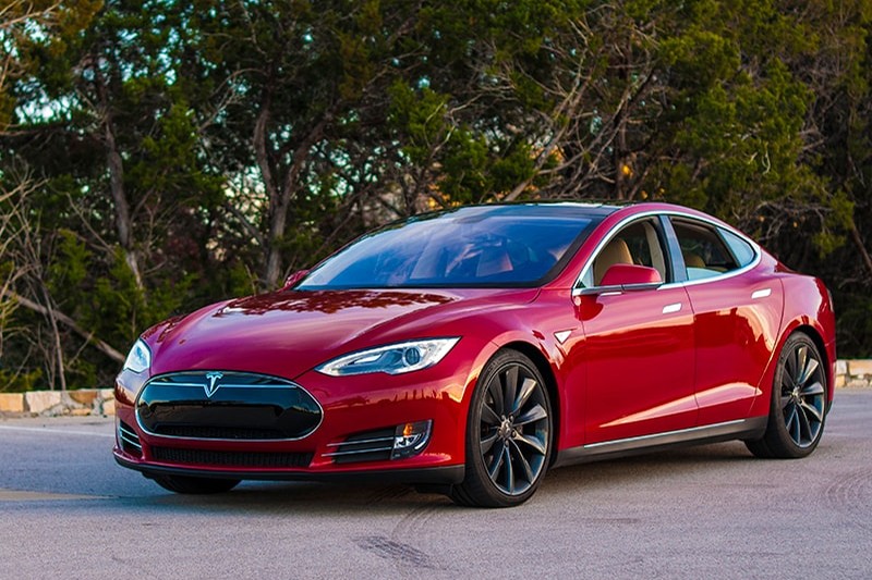 Tesla Model S красная