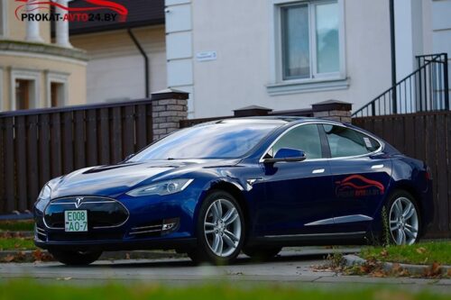 Tesla Model S синего цвета