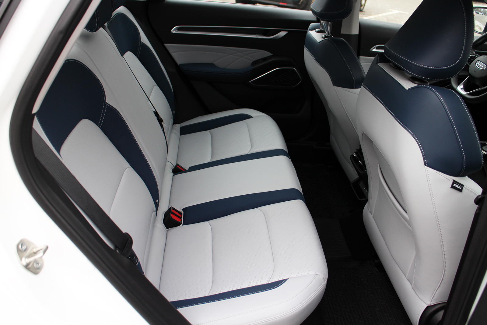 Geely Emgrand 2024