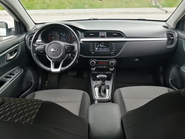 Kia Rio IV AT белый
