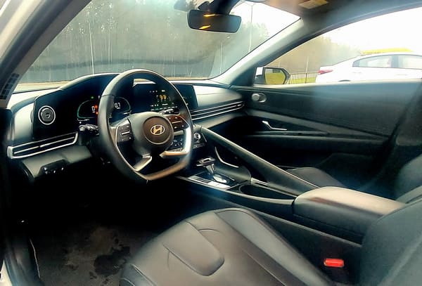 Hyundai Elantra AT
