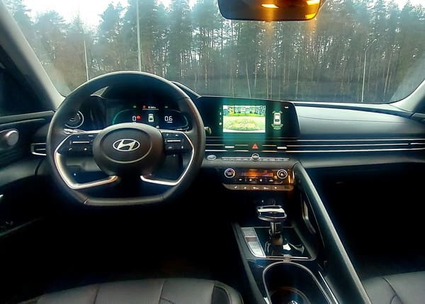 Hyundai Elantra AT