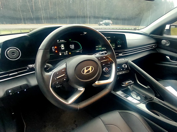 Hyundai Elantra AT